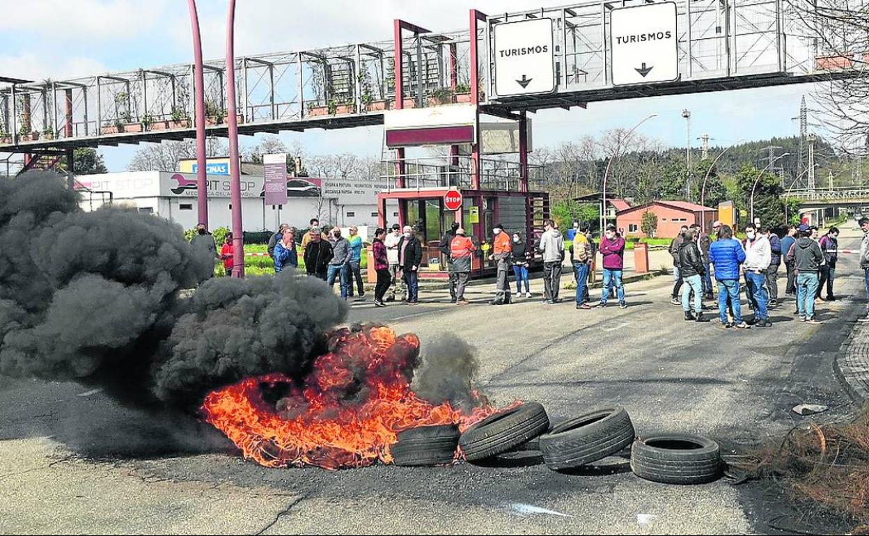 Trabajadores concentrados en la entrada de la factoría de Avilés.