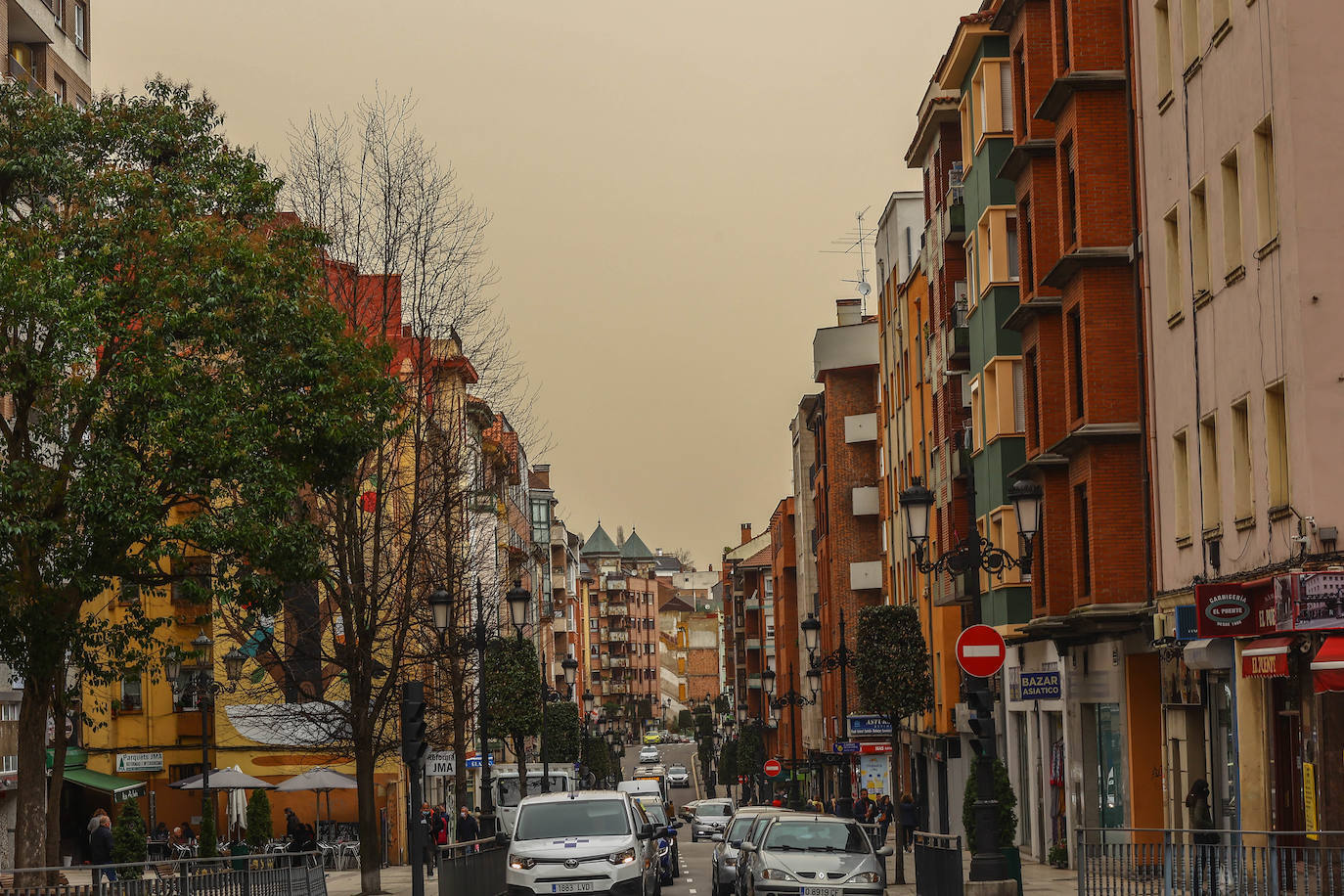 La intrusión de una gran masa en suspensión está dejando las calles y los coches de media España cubiertos de polvo rojo. En Asturias este polvo sahariano también se ha dejado notar y en zonas como el puerto de San Isidro se apreciaba con más intensidad.