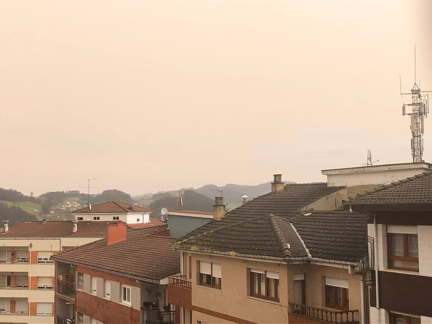 La intrusión de una gran masa en suspensión está dejando las calles y los coches de media España cubiertos de polvo rojo. En Asturias este polvo sahariano también se ha dejado notar y en zonas como el puerto de San Isidro se apreciaba con más intensidad.