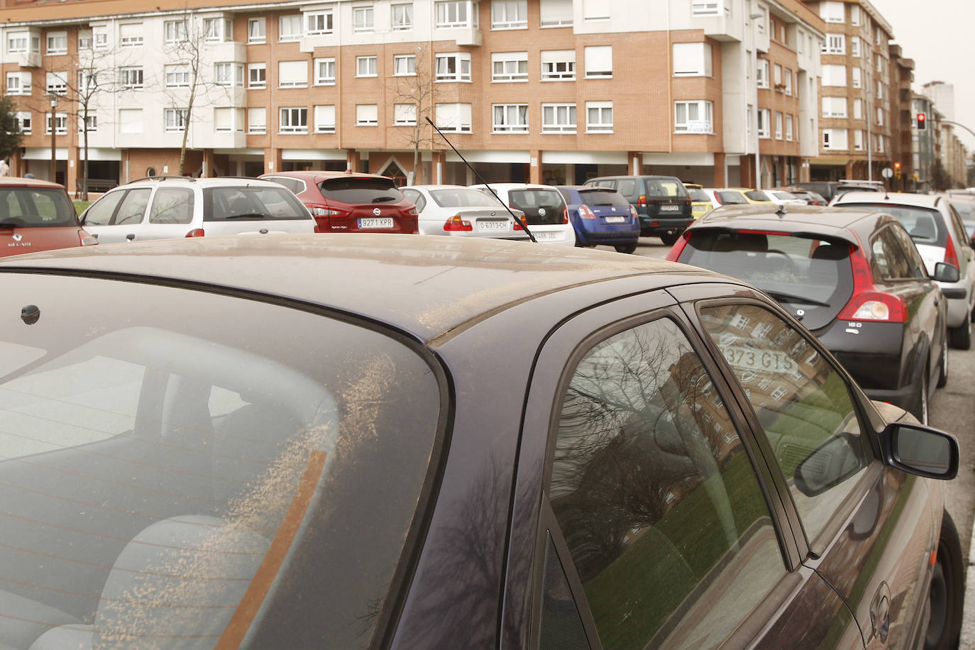 La intrusión de una gran masa en suspensión está dejando las calles y los coches de media España cubiertos de polvo rojo. En Asturias este polvo sahariano también se ha dejado notar y en zonas como el puerto de San Isidro se apreciaba con más intensidad.