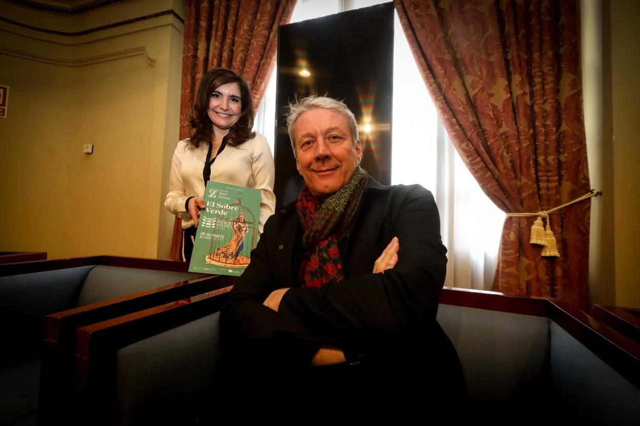 Yolanda Alonso sostiene en cartel de la función con Daniel Bianco. 