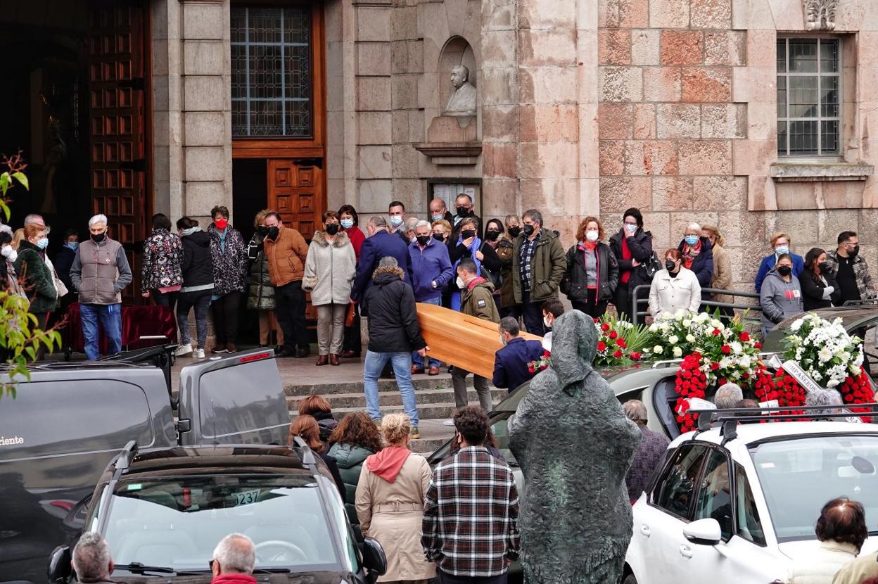 La iglesia parroquial de Cangas de Onís, abarrotada en la tarde de ayer para despedir a Ignacio Hórreo Montes 'Nachín el del Atlanta'. 
