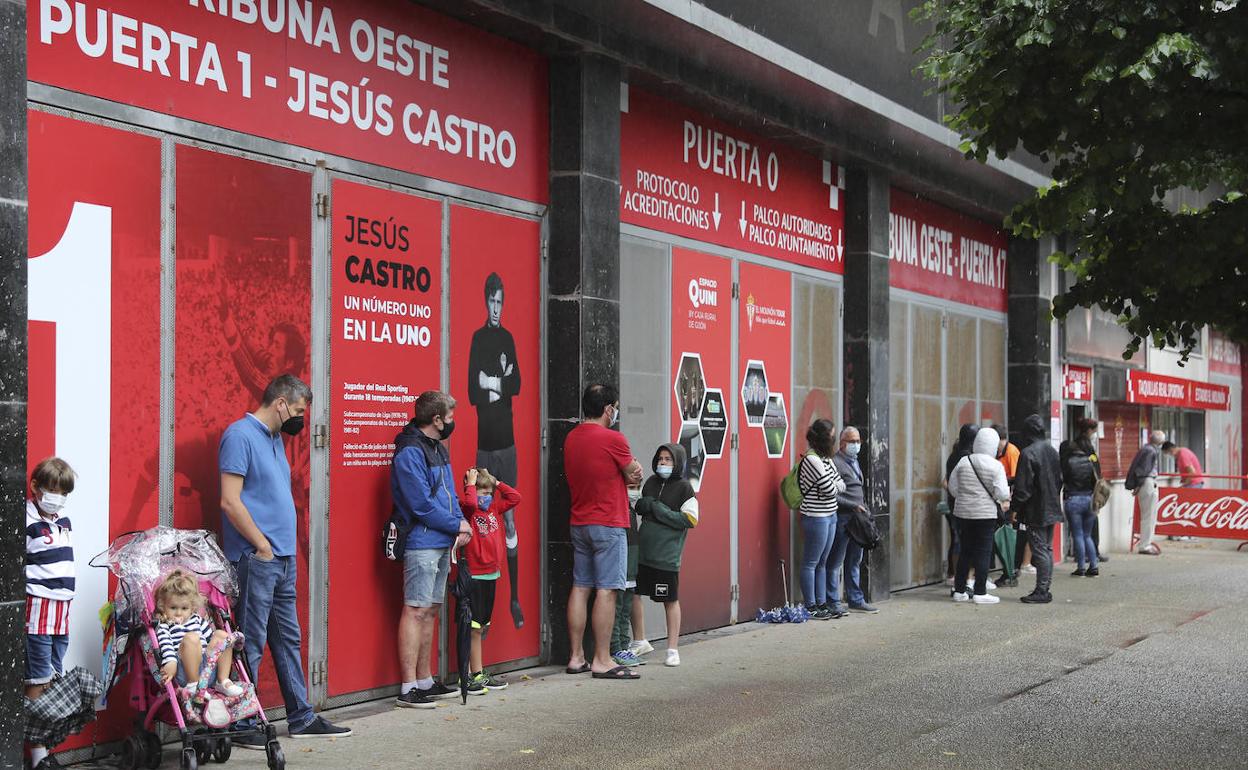 Colas de abonados en el Molinón