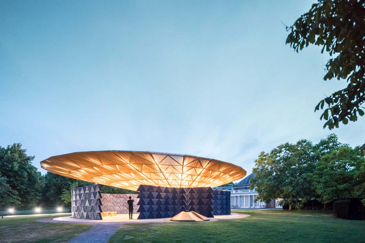 En 2017, Kéré diseñó el Serpentine Pavilion de Londres.