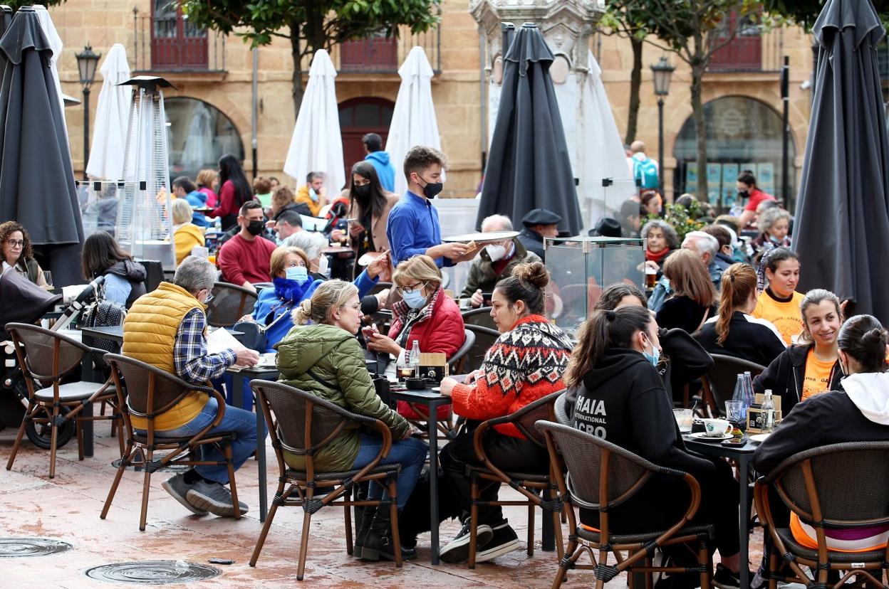 Clientes de la terraza de un bar de Oviedo, a la hora del vermú. 