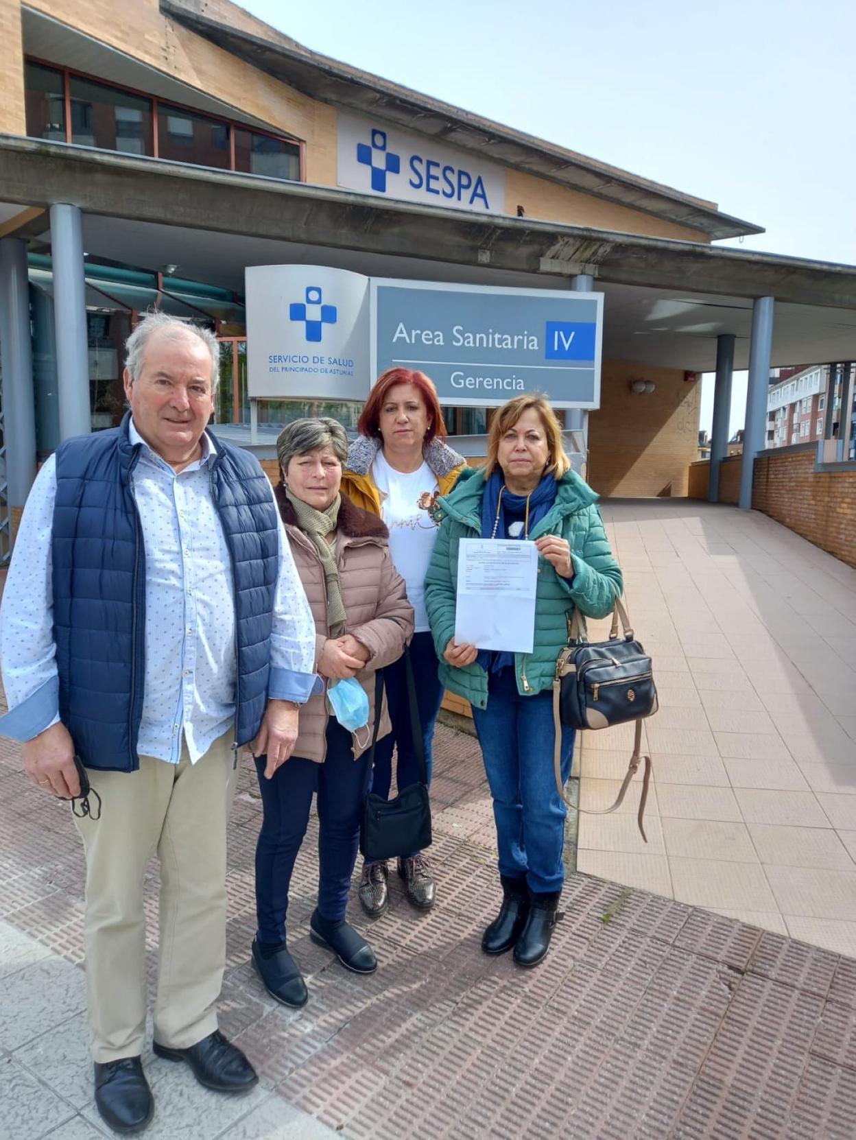 El concejal popular Julio Granda, junto a las vecinas Pilar Colado, Ana Arias y Raysa Messina. 