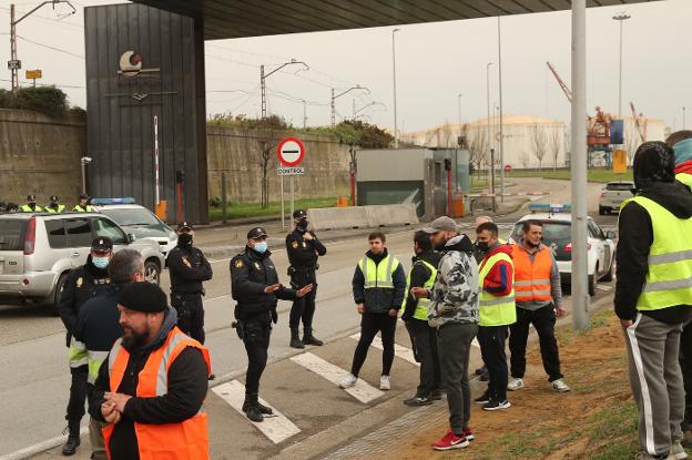 El paro total del transporte por carretera ya afecta a toda la economía de Asturias