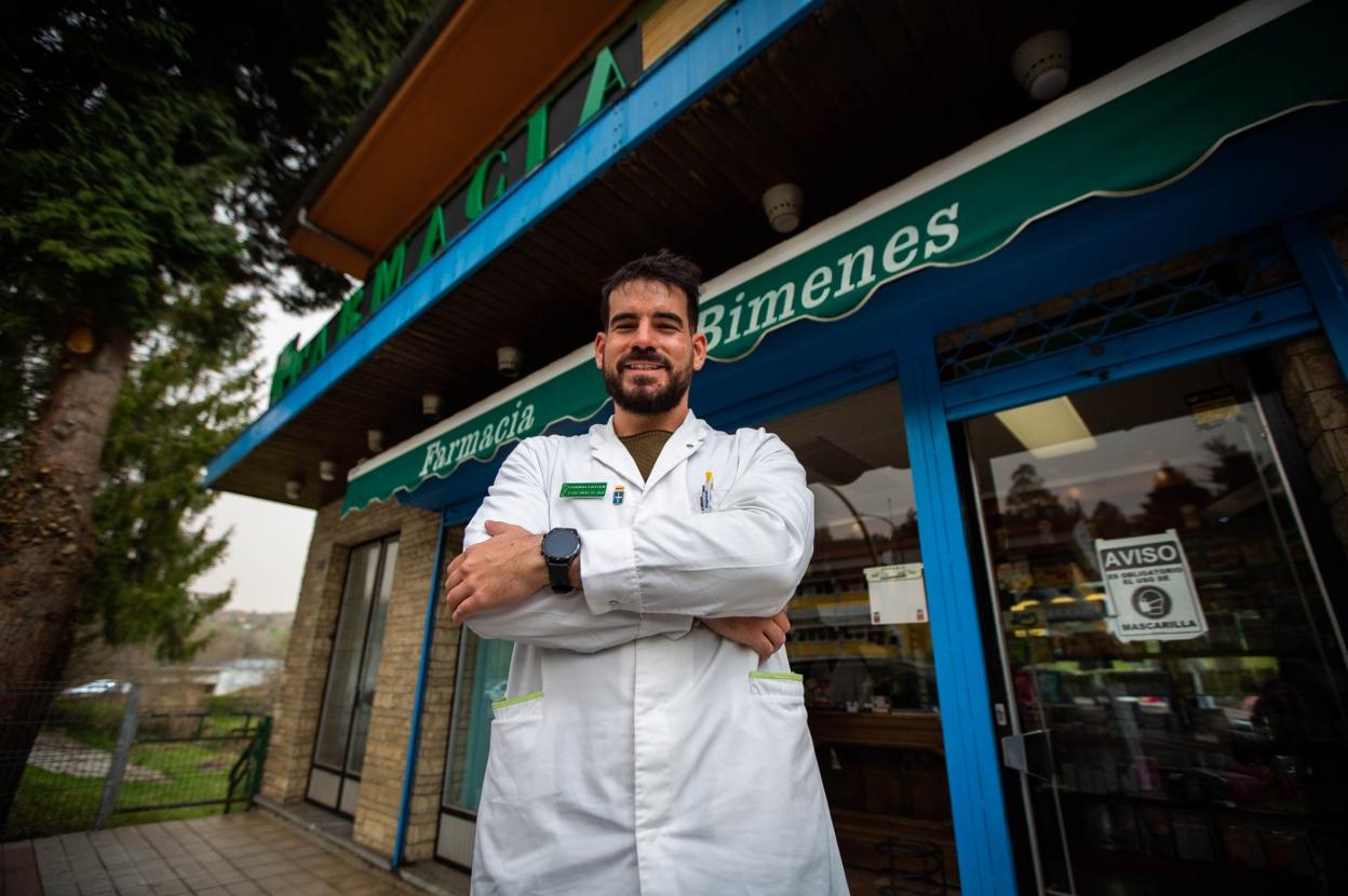 Álvaro Jiménez es el nuevo propietario de la farmacia de Martimporra, en Bimenes. 