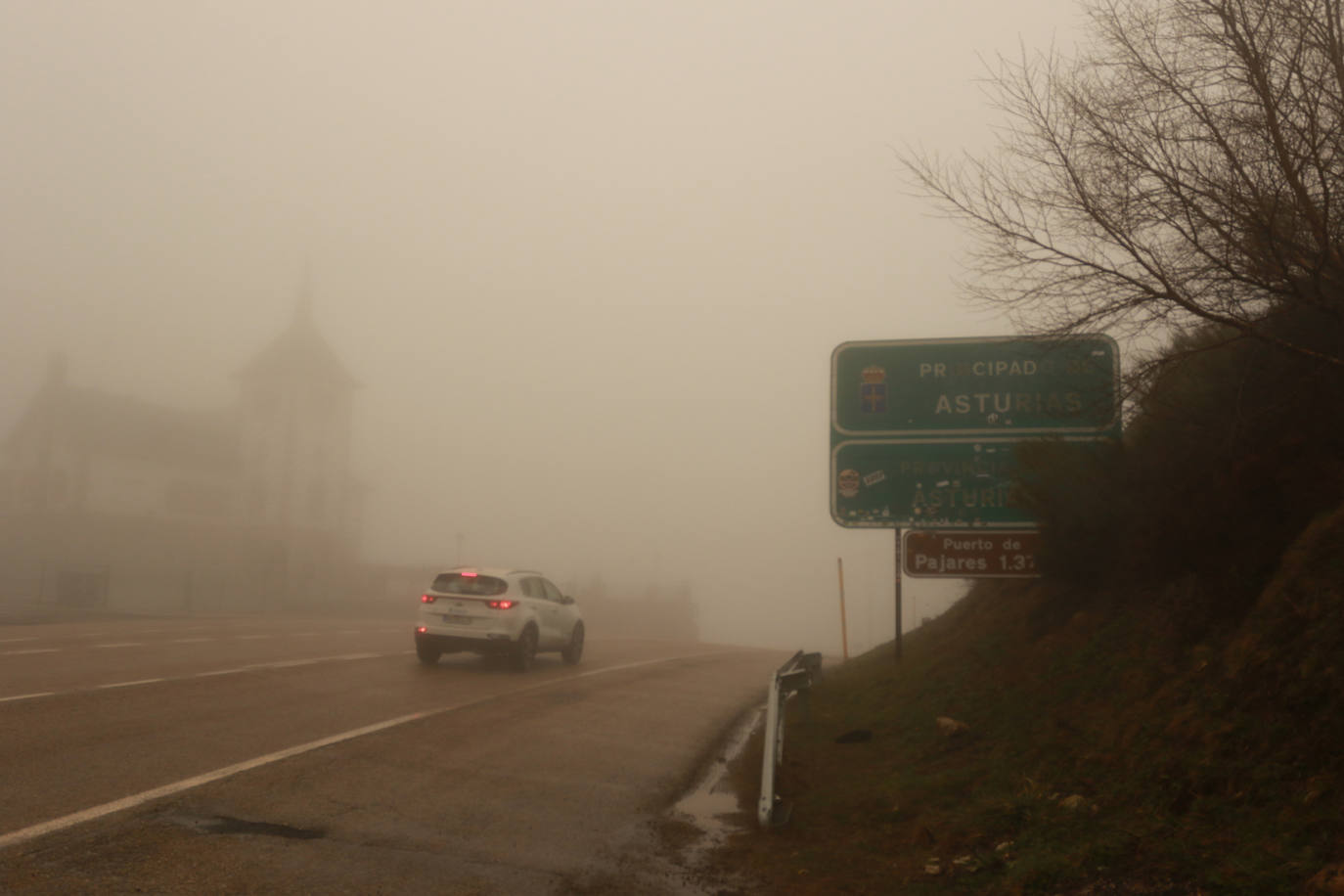 La nube de polvo sahariano continúa tiñendo de naranja los cielos de la región, a pesar la lluvia caída en las últimas horas que no ha servido para hacer remitir la calima.