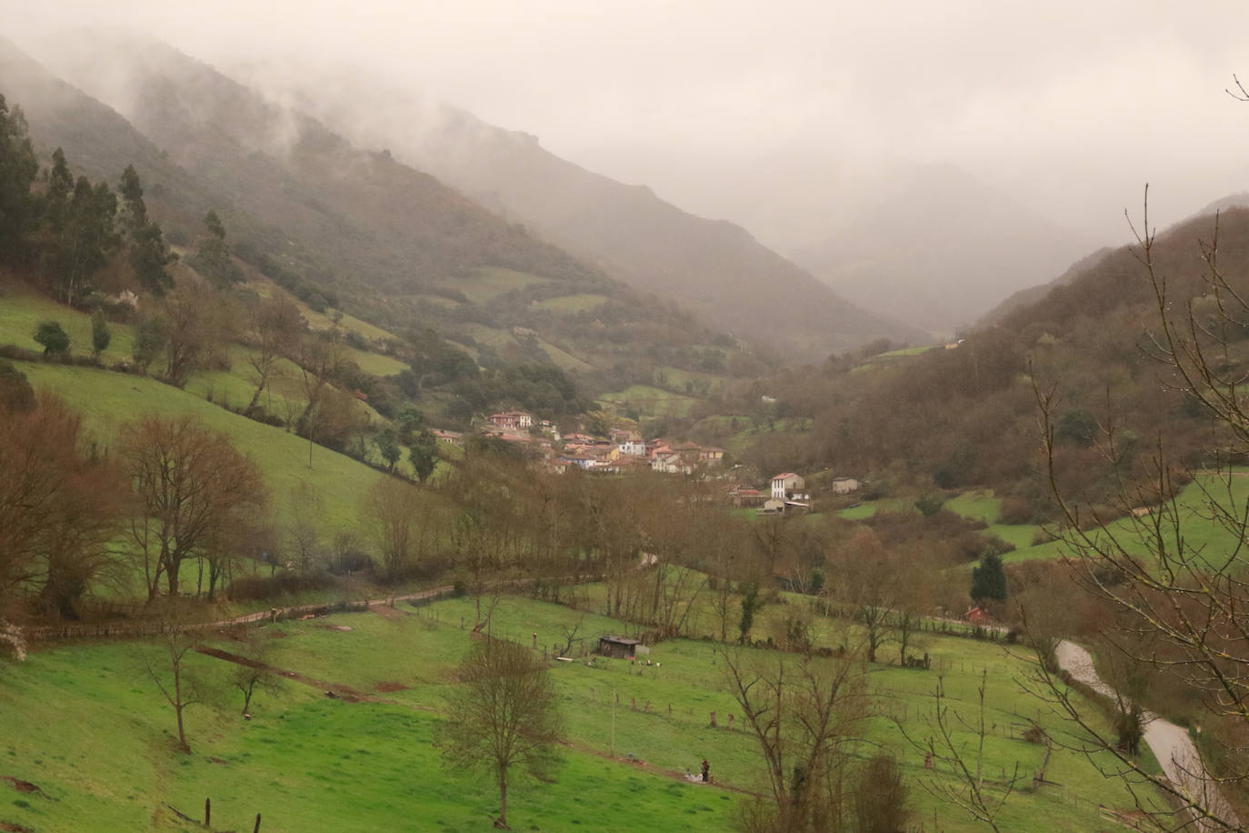 La nube de polvo sahariano continúa tiñendo de naranja los cielos de la región, a pesar la lluvia caída en las últimas horas que no ha servido para hacer remitir la calima.