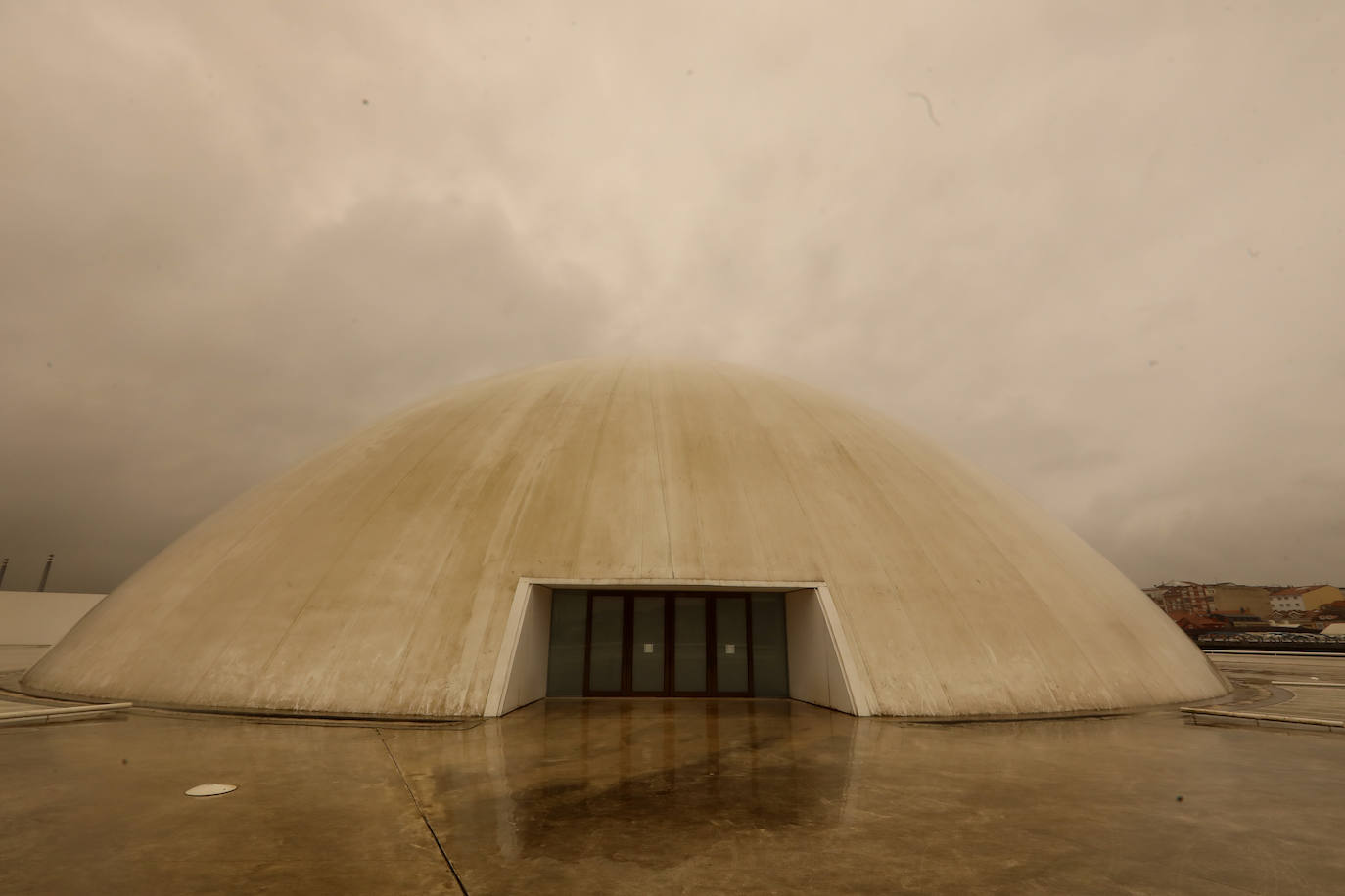 La nube de polvo sahariano continúa tiñendo de naranja los cielos de la región, a pesar la lluvia caída en las últimas horas que no ha servido para hacer remitir la calima.