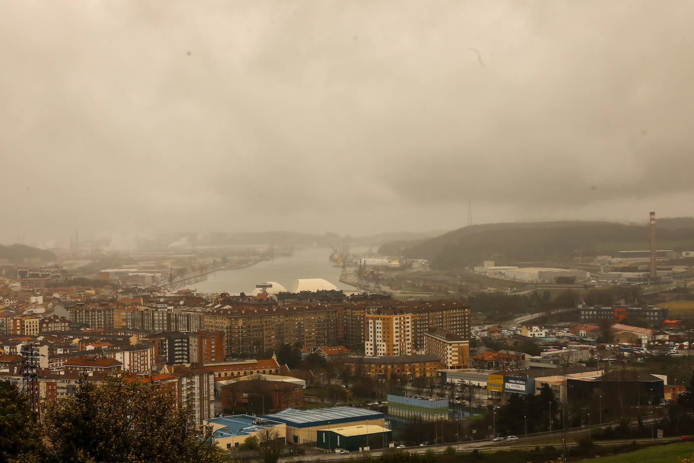 La nube de polvo sahariano continúa tiñendo de naranja los cielos de la región, a pesar la lluvia caída en las últimas horas que no ha servido para hacer remitir la calima.