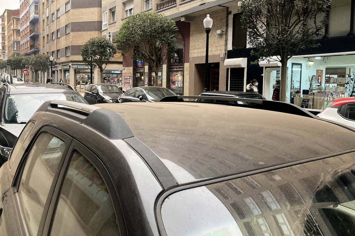 La nube de polvo sahariano continúa tiñendo de naranja los cielos de la región, a pesar la lluvia caída en las últimas horas que no ha servido para hacer remitir la calima.