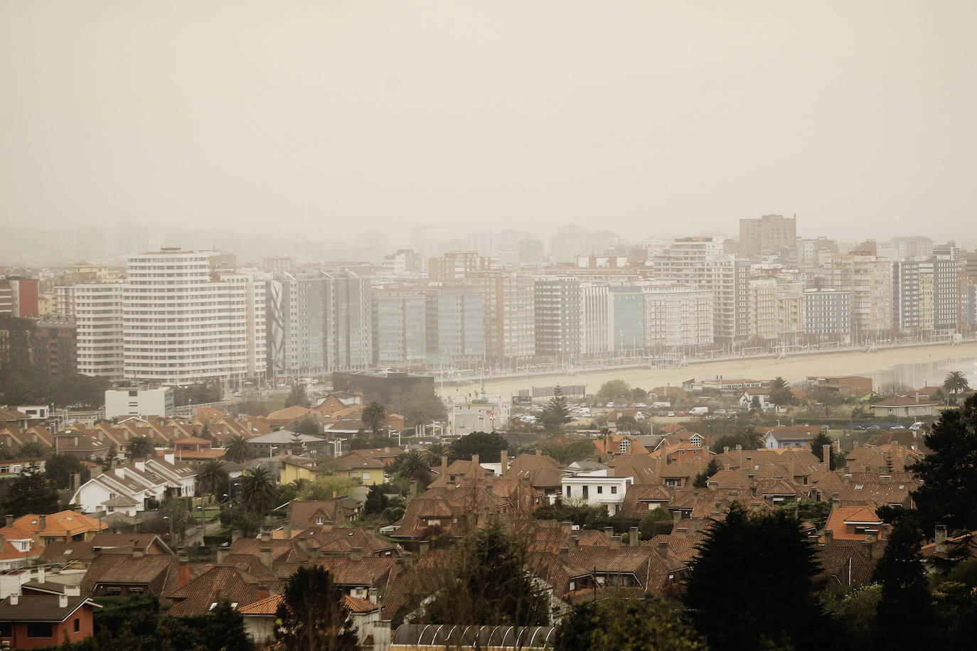 La nube de polvo sahariano continúa tiñendo de naranja los cielos de la región, a pesar la lluvia caída en las últimas horas que no ha servido para hacer remitir la calima.