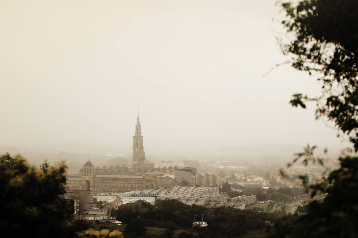 La nube de polvo sahariano continúa tiñendo de naranja los cielos de la región, a pesar la lluvia caída en las últimas horas que no ha servido para hacer remitir la calima.