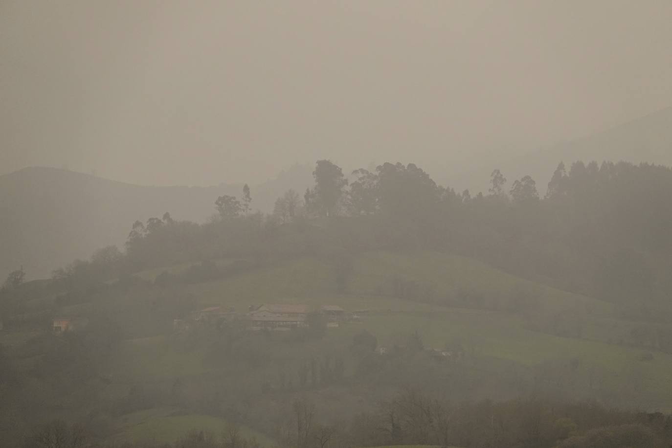 La nube de polvo sahariano continúa tiñendo de naranja los cielos de la región, a pesar la lluvia caída en las últimas horas que no ha servido para hacer remitir la calima.