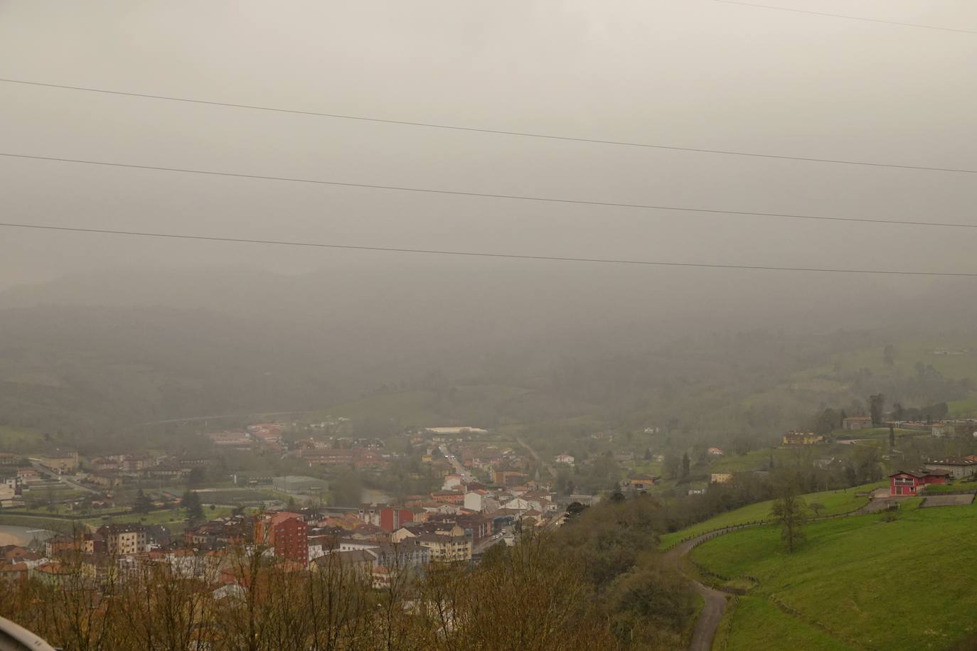 La nube de polvo sahariano continúa tiñendo de naranja los cielos de la región, a pesar la lluvia caída en las últimas horas que no ha servido para hacer remitir la calima.