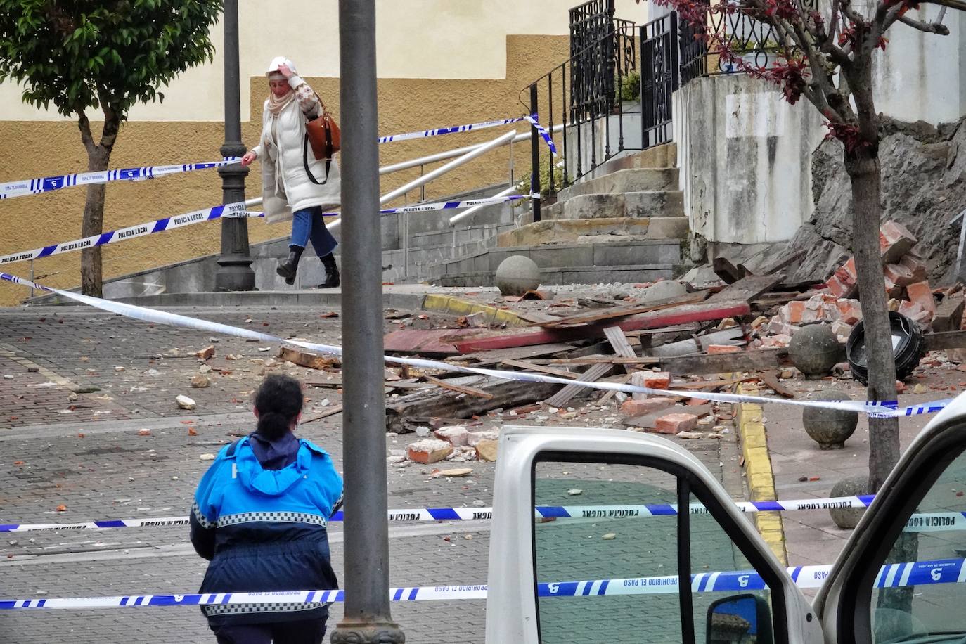 El derrumbe afectó a la cubierta del inmueble situado frente a la plaza de abastos y la calle ha sido acordonada por seguridad.