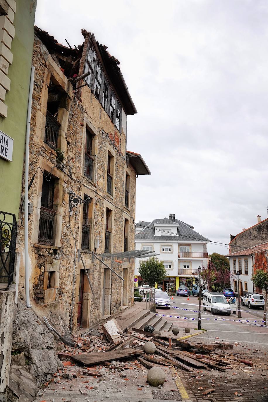 El derrumbe afectó a la cubierta del inmueble situado frente a la plaza de abastos y la calle ha sido acordonada por seguridad.