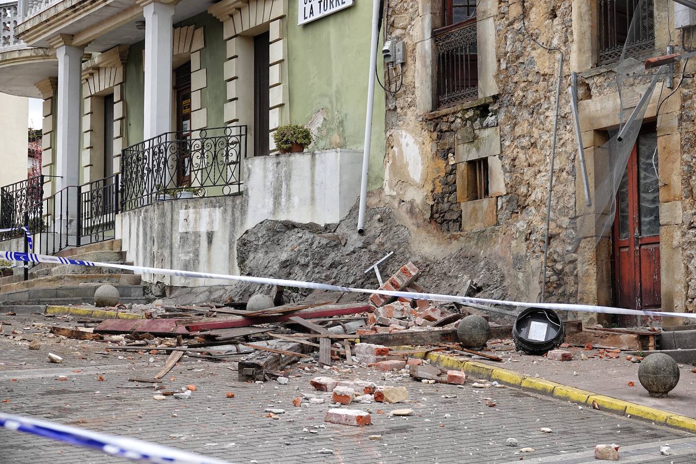 El derrumbe afectó a la cubierta del inmueble situado frente a la plaza de abastos y la calle ha sido acordonada por seguridad.