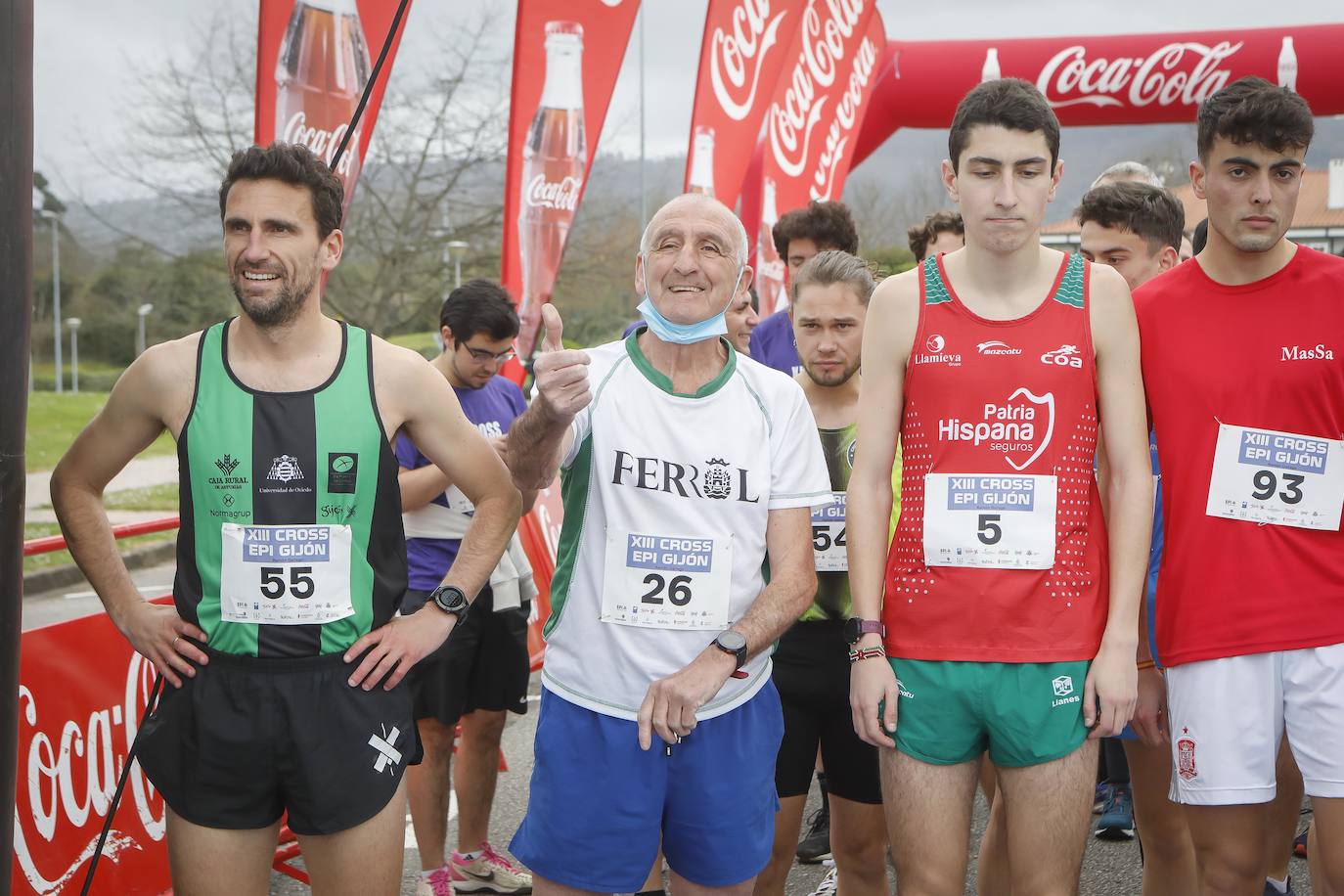 El XIII Cross EPI Gijón se ha celebrado este jueves en el recinto universitario gijonés, con la participación de cerca de 200 corredores.