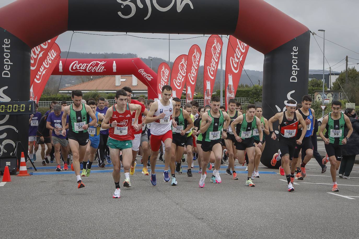 El XIII Cross EPI Gijón se ha celebrado este jueves en el recinto universitario gijonés, con la participación de cerca de 200 corredores.