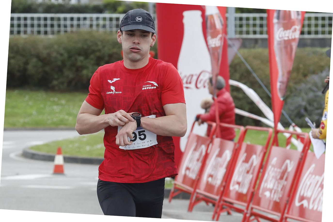 El XIII Cross EPI Gijón se ha celebrado este jueves en el recinto universitario gijonés, con la participación de cerca de 200 corredores.