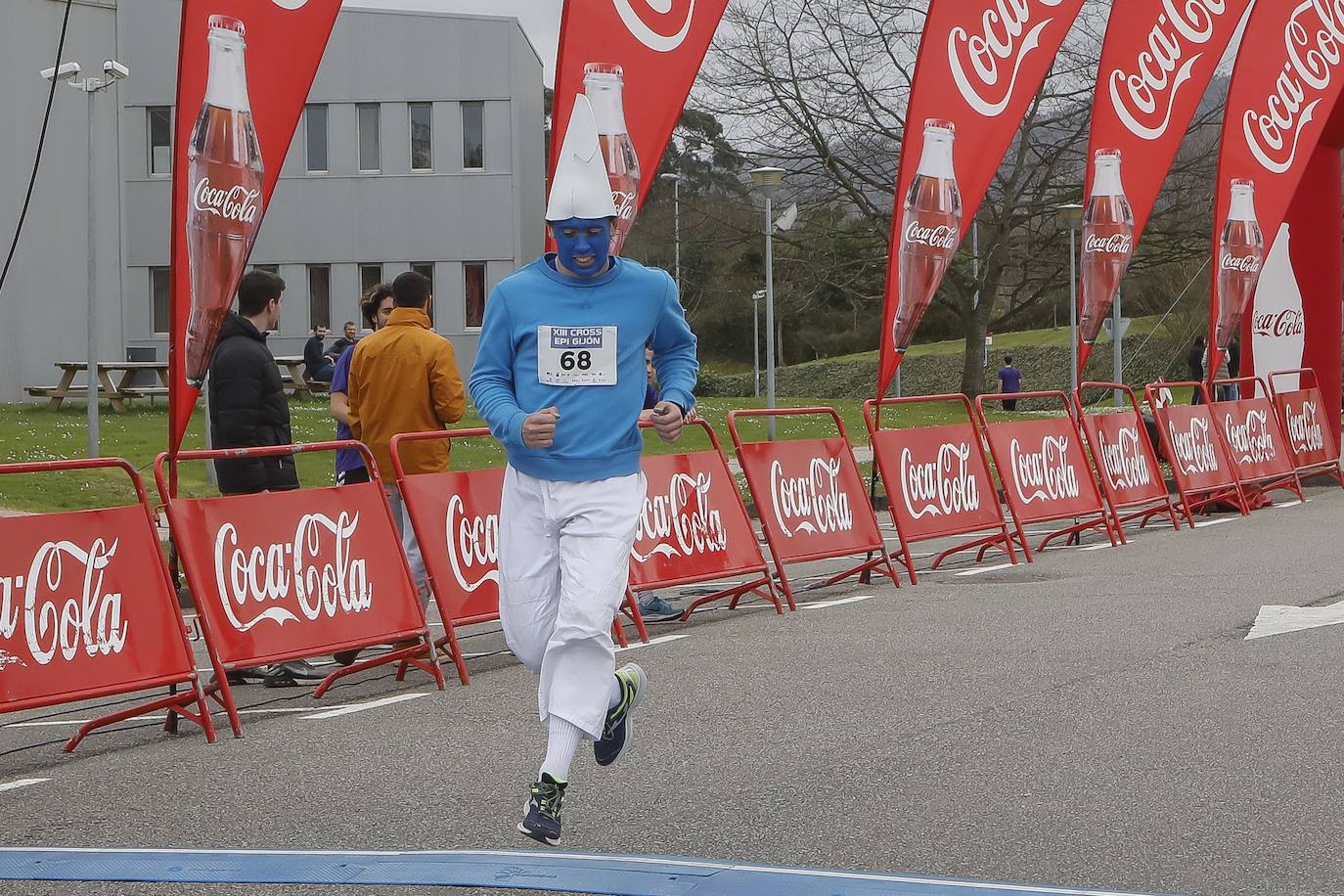 El XIII Cross EPI Gijón se ha celebrado este jueves en el recinto universitario gijonés, con la participación de cerca de 200 corredores.