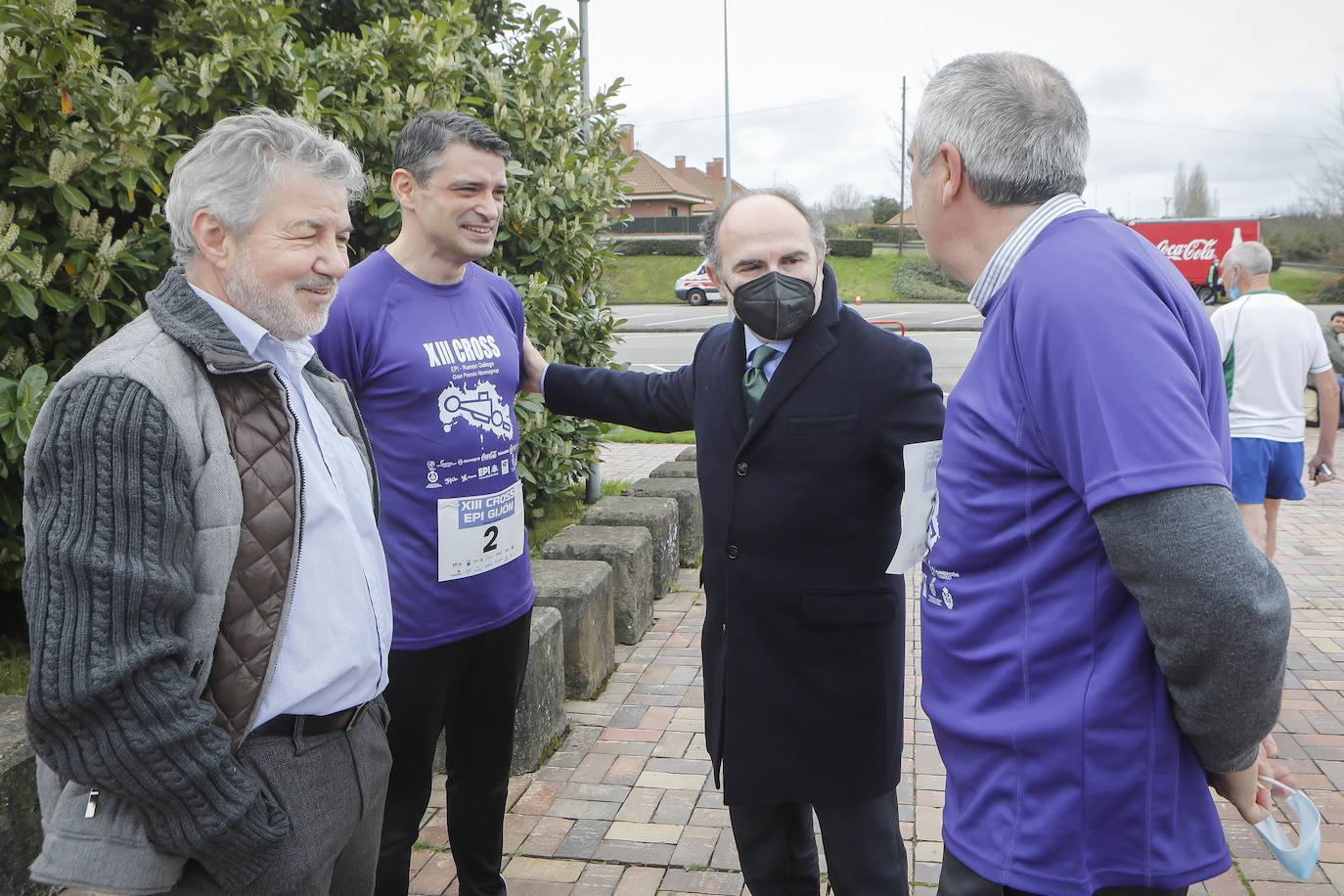 El XIII Cross EPI Gijón se ha celebrado este jueves en el recinto universitario gijonés, con la participación de cerca de 200 corredores.