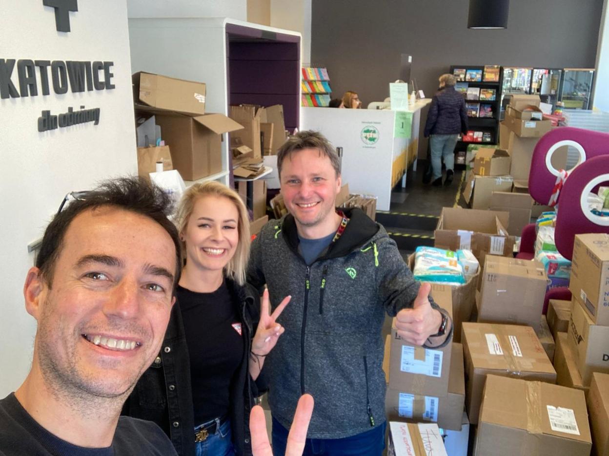 Miki Riera, en Katowice, al entregar el material solidario. 