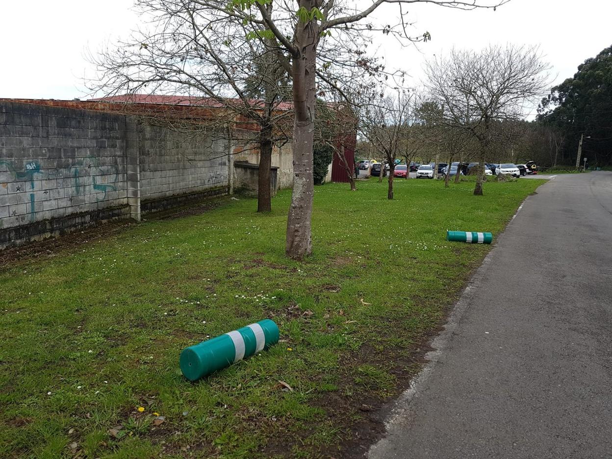 Algunos de los bolardos arrancados en el entorno del área de Gabitos.