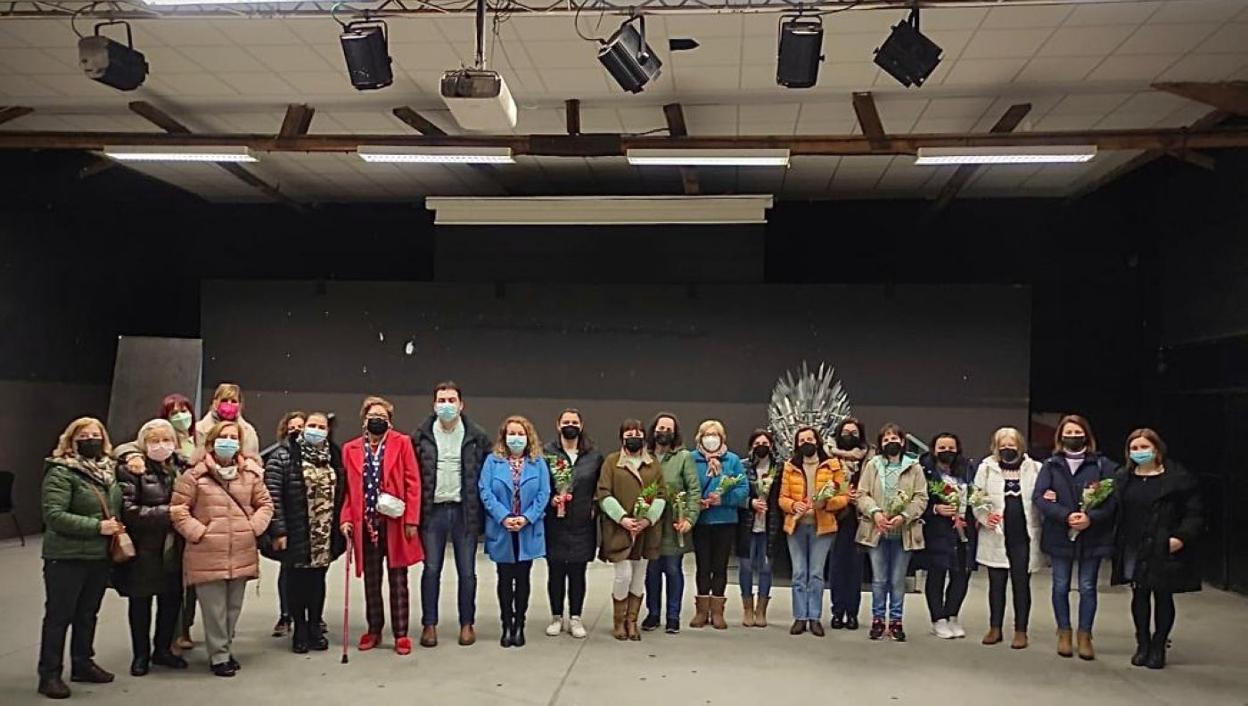 La concejala Ana Pérez, el alcalde, las trabajadoras del SAD en Salas y las mujeres de la asociación Selena. 