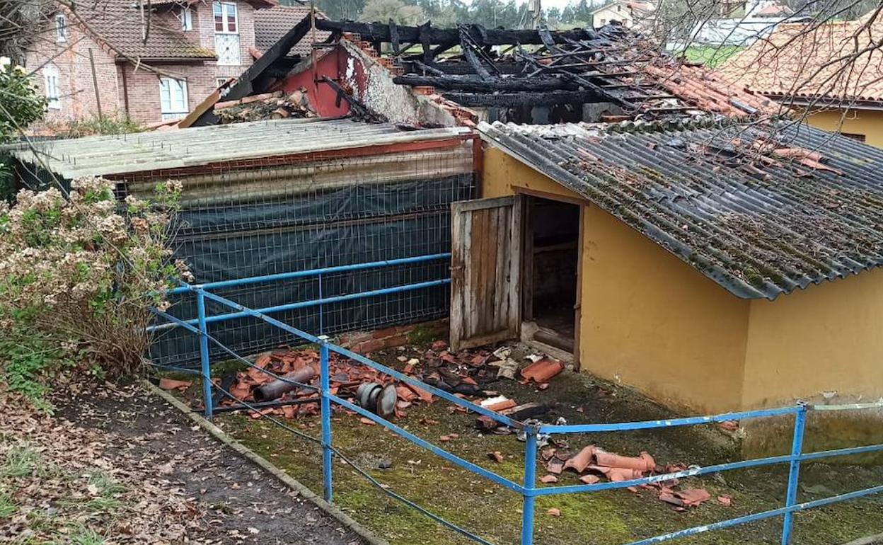 Estado en que ha quedado el inmueble tras el fuego, que calcinó una habitación de la planta superior y el tejado. 