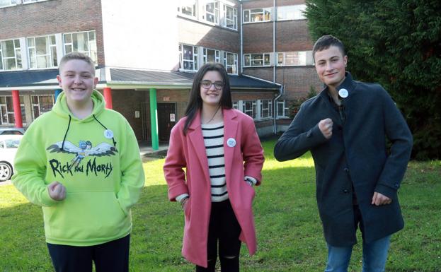 Los tres estudiantes participantes del centro de Boal