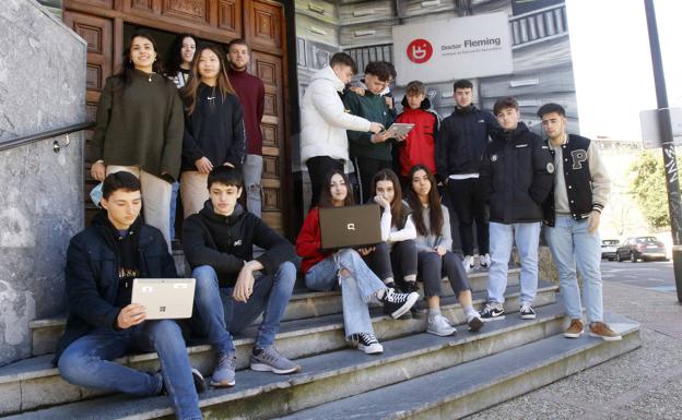 Los estudiantes del IESDoctor Fleming, a la entrada del centro 