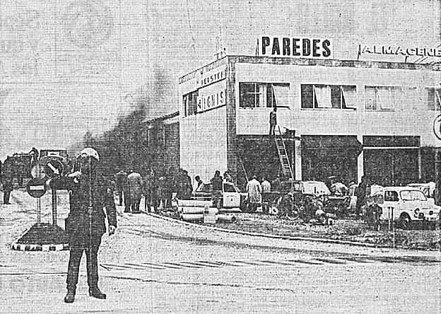 Los bomberos, frente a Almacenes Paredes.
