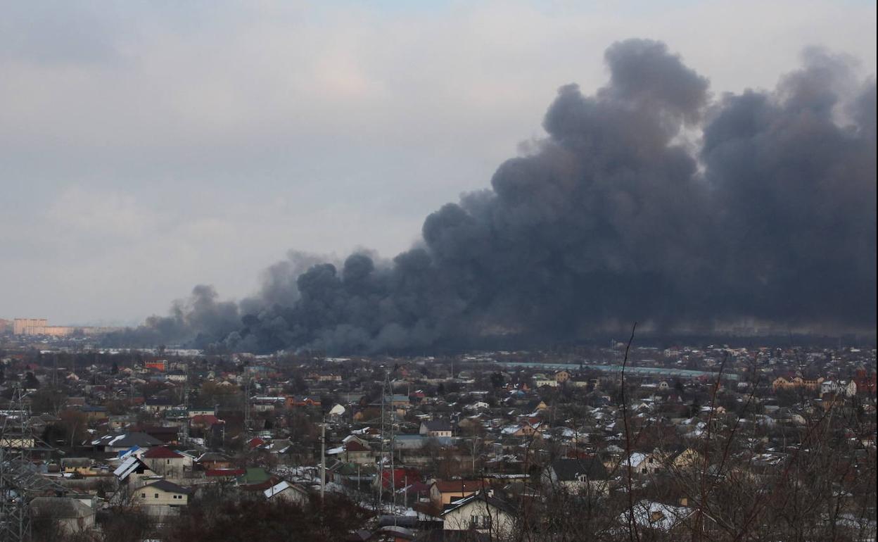 Nubes de humo sobre la ciudad ucraniana de Kharkiv.