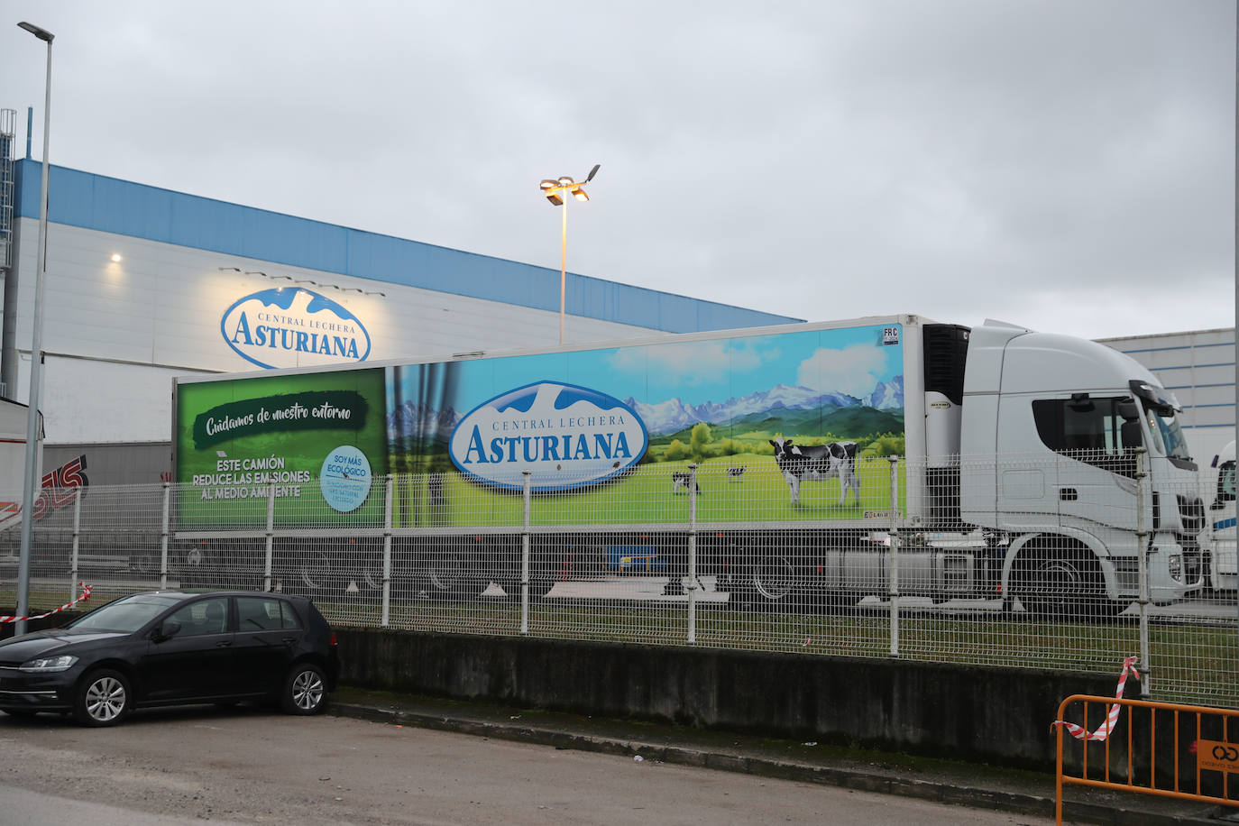 La huelga del transporte por carretera está afectando al tejido empresarial asturiano, especialmente a la industria lactea. Además, la flota pesquera ha renunciado a faenar por las continuas subidas de los precios del gasóil