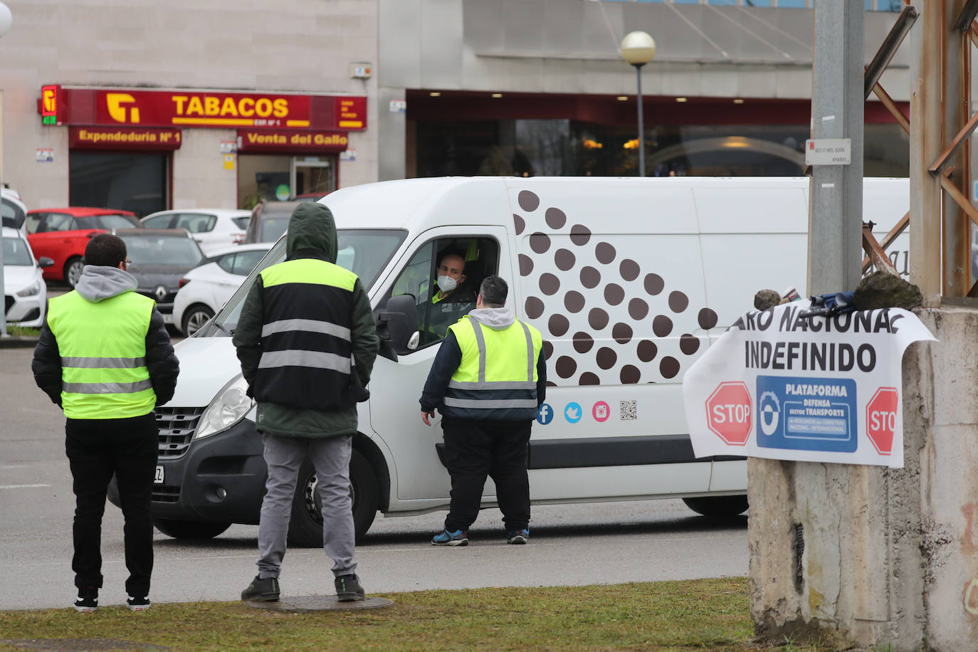 La huelga del transporte por carretera está afectando al tejido empresarial asturiano, especialmente a la industria lactea. Además, la flota pesquera ha renunciado a faenar por las continuas subidas de los precios del gasóil