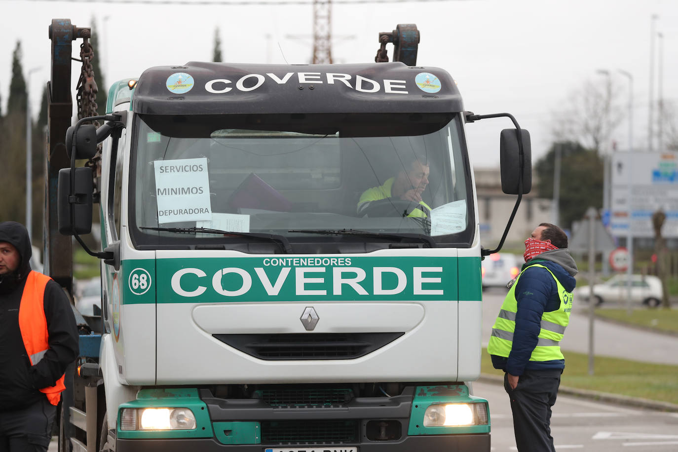 La huelga del transporte por carretera está afectando al tejido empresarial asturiano, especialmente a la industria lactea. Además, la flota pesquera ha renunciado a faenar por las continuas subidas de los precios del gasóil