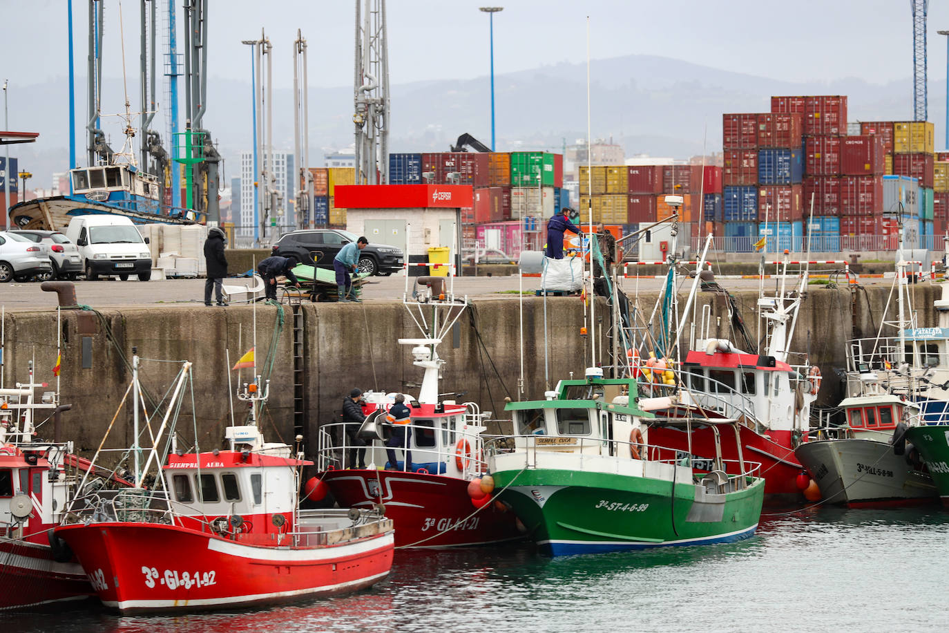 La huelga del transporte por carretera está afectando al tejido empresarial asturiano, especialmente a la industria lactea. Además, la flota pesquera ha renunciado a faenar por las continuas subidas de los precios del gasóil