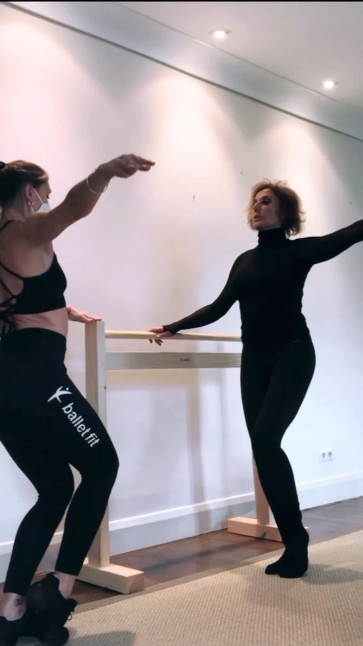 La exmodelo Naty Abascal. El 'ballet fit' consiste en usar la técnica de la danza clásica desde la perspectiva del fitness y no requiere experiencia ni conocimientos previos. Consigue esculpir todo el cuerpo favoreciendo una buena postura a través de elegantes movimientos. 