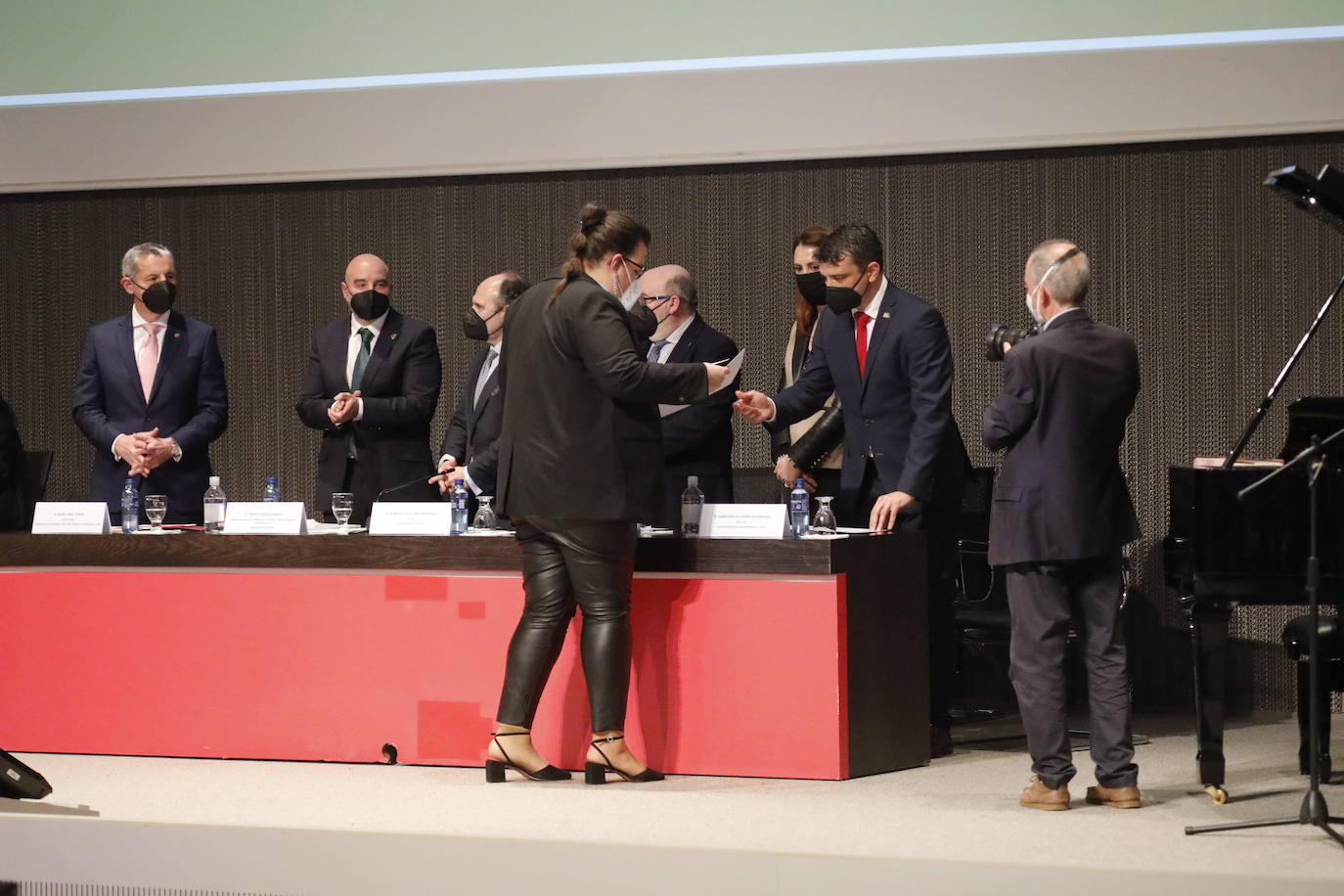 La Escuela Politécnica de Ingeniería (EPI) de Gijón celebró este viernes, a las 18 horas, la ceremonia de entrega de diplomas 2022. Este año fueron 400 los alumnos participantes. Al acto acudieron, entre otros, el rector, Ignacio Villaverde, y el director de la EPI, Juan Carlos Campo. El discurso de graduación, por su parte, corrió a cargo de Jaime Argüelles Álvarez, consejero delegado de DF-Duro Felguera, antiguo alumno de la Escuela de Ingeniería Industrial.