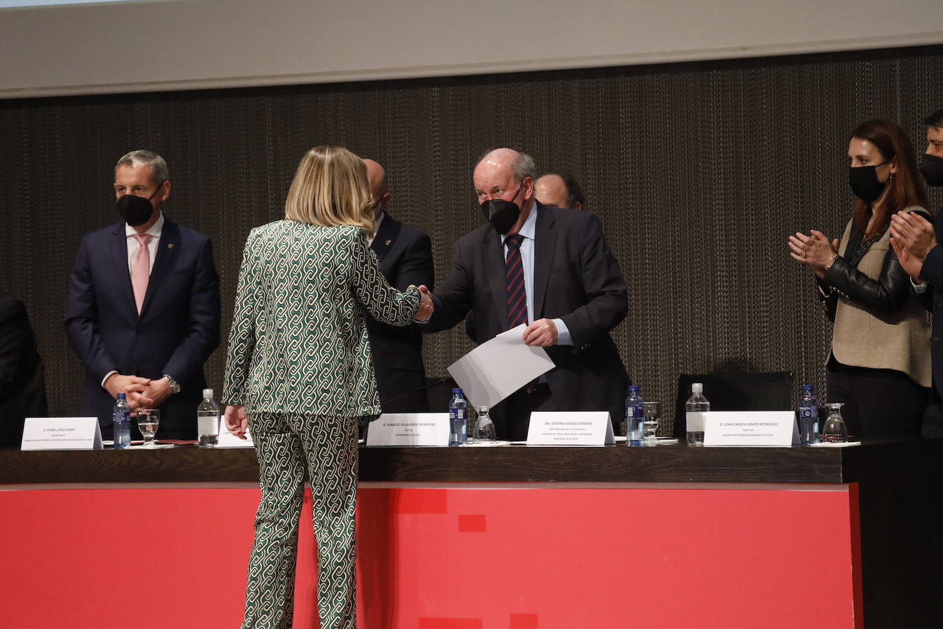 La Escuela Politécnica de Ingeniería (EPI) de Gijón celebró este viernes, a las 18 horas, la ceremonia de entrega de diplomas 2022. Este año fueron 400 los alumnos participantes. Al acto acudieron, entre otros, el rector, Ignacio Villaverde, y el director de la EPI, Juan Carlos Campo. El discurso de graduación, por su parte, corrió a cargo de Jaime Argüelles Álvarez, consejero delegado de DF-Duro Felguera, antiguo alumno de la Escuela de Ingeniería Industrial.