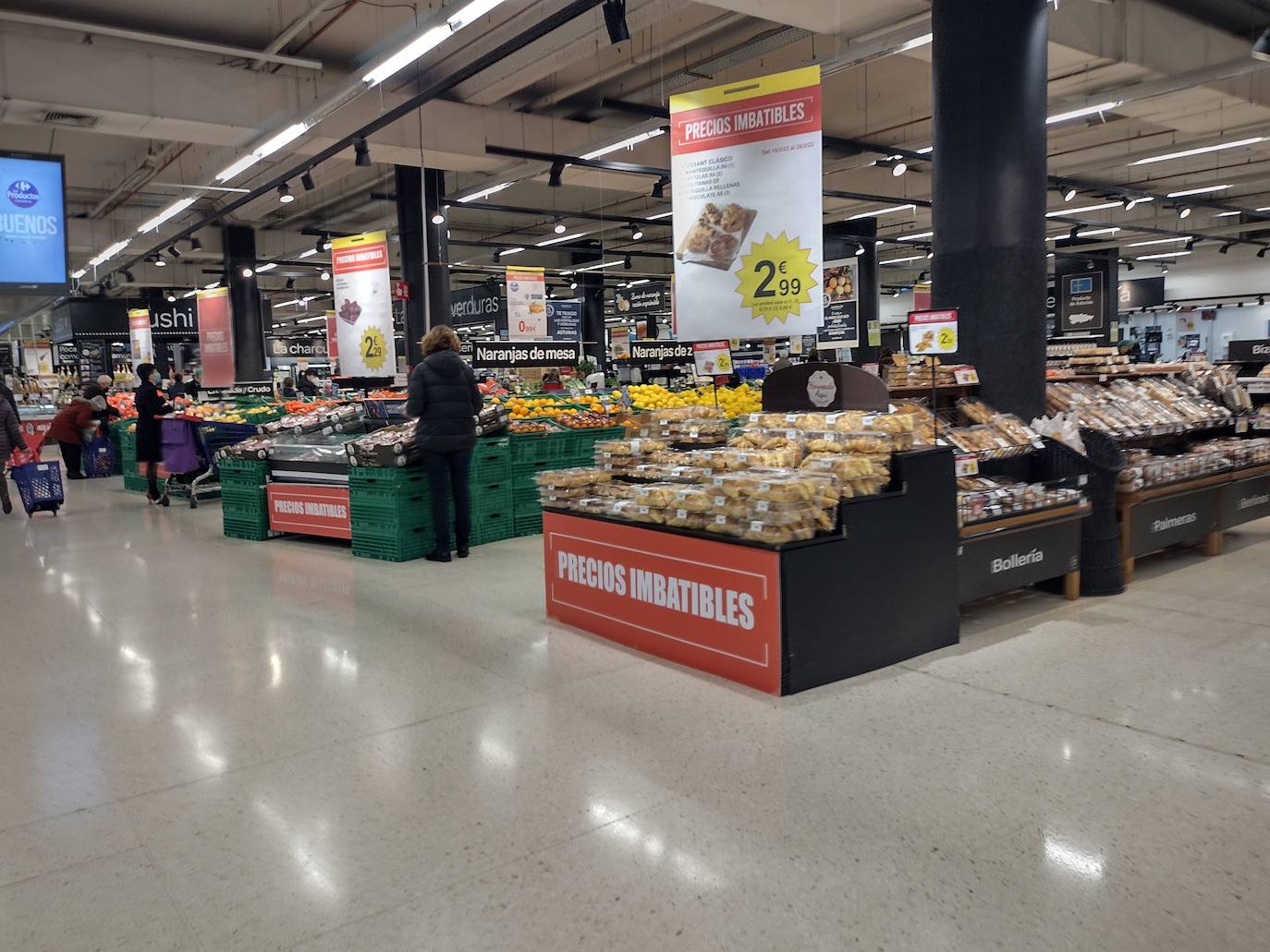 La huelga de transporte está afectando de manera desigual a los supermercados de la región. Mientras algunos presentan pasillos con estanterías totalmente sin mercancías, en otros tan solo afecta a productos como los lineales de leche. 