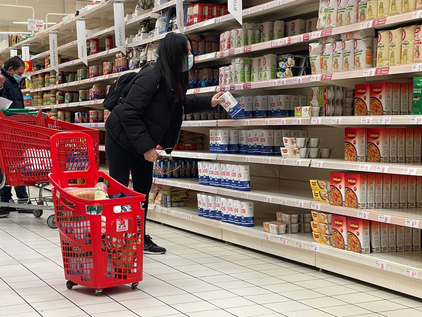 La huelga de transporte está afectando de manera desigual a los supermercados de la región. Mientras algunos presentan pasillos con estanterías totalmente sin mercancías, en otros tan solo afecta a productos como los lineales de leche. 