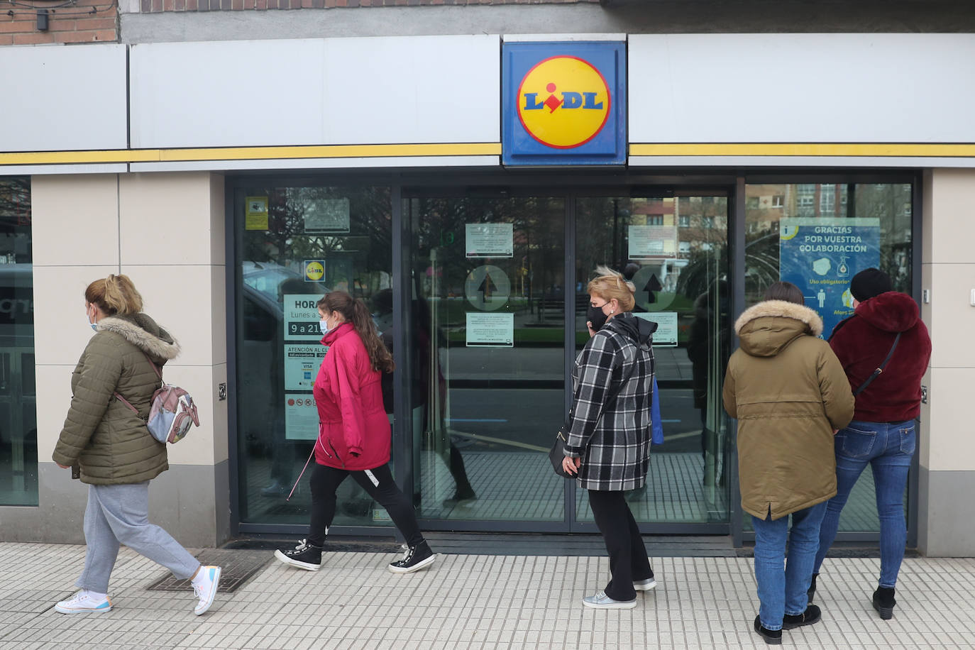 La huelga de transporte está afectando de manera desigual a los supermercados de la región. Mientras algunos presentan pasillos con estanterías totalmente sin mercancías, en otros tan solo afecta a productos como los lineales de leche. 