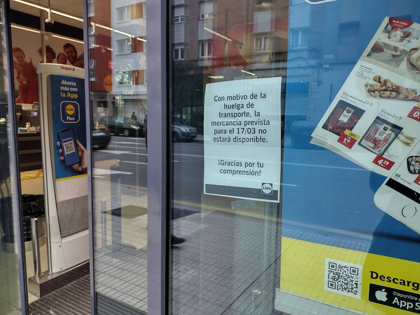 La huelga de transporte está afectando de manera desigual a los supermercados de la región. Mientras algunos presentan pasillos con estanterías totalmente sin mercancías, en otros tan solo afecta a productos como los lineales de leche. 