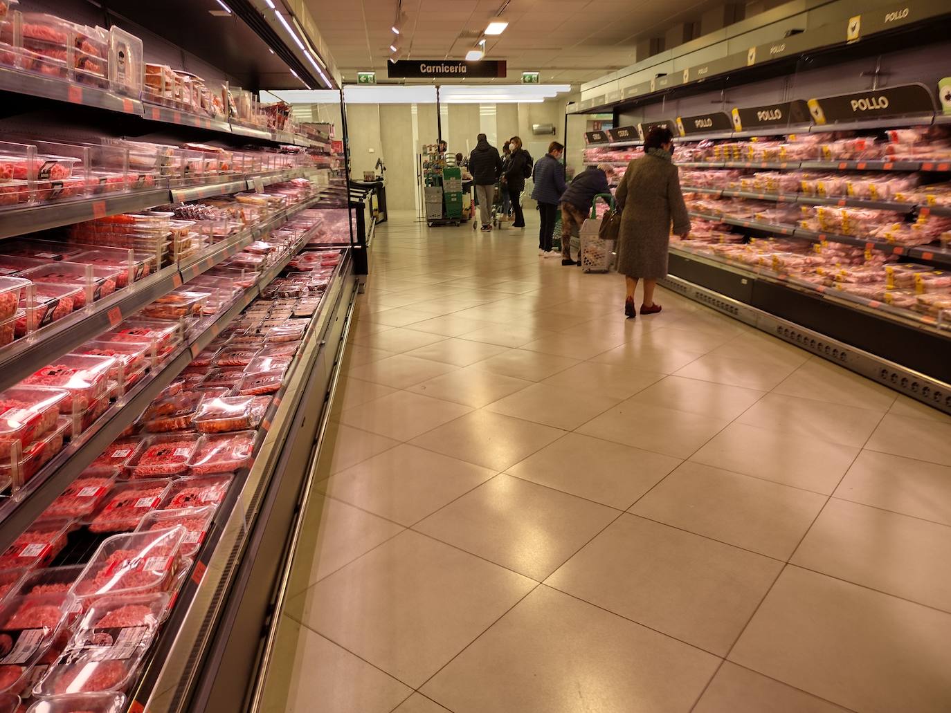 La huelga de transporte está afectando de manera desigual a los supermercados de la región. Mientras algunos presentan pasillos con estanterías totalmente sin mercancías, en otros tan solo afecta a productos como los lineales de leche. 