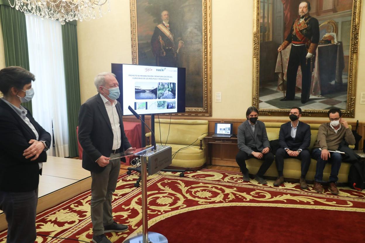  Aurelio Martín durante la presentación del proyecto con representantes de Magna Dea y Taxus. 